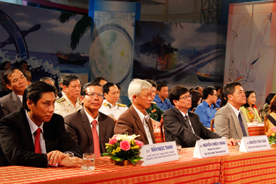 Các vị lãnh đạo tỉnh Khánh Hòa tham dự cầu truyền hình