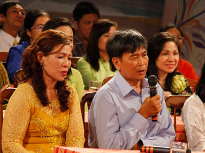 Ông Thái Văn Thơm gặp gỡ con cháu của mình tại thị trấn Trường Sa qua cầu truyền hình trực tiếp