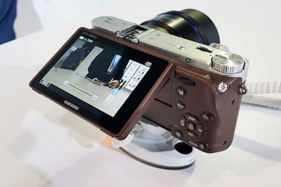 NX500 có màn hình lật 180 độ, hỗ trợ chụp ảnh selfie.