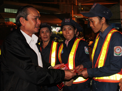 Chúc Tết và tặng quà công nhân, y bác sĩ trong ca trực