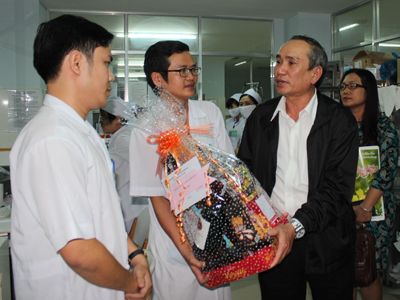 Thăm, chúc Tết cán bộ, y bác sĩ Bệnh viên Đa khoa tỉnh.