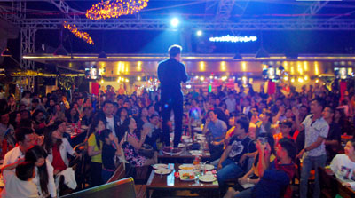 Các bài hát của Trấn Thành được khán giả Nha Trang cổ vũ nhiệt tình.