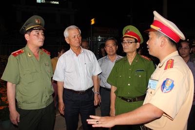 Ông Nguyễn Chiến Thắng thăm hỏi, động viên lực lượng công an giao thông đang làm nhiệm vụ trong đêm trên tuyến Quốc lộ 1A đoạn thuộc huyện Cam Lâm.