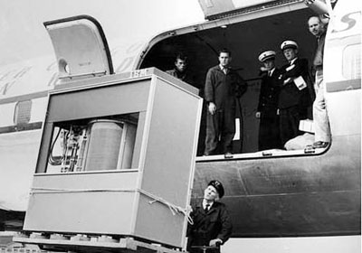 Ổ cứng IBM Model 350 đang được chuyển lên máy bay