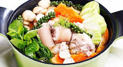 Lẩu đuôi heo nấu tiêu xanh