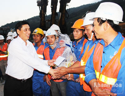 Ông Lê Đức Vinh - Phó Chủ tịch UBND tỉnh tặng quà, chúc Tết, động viên công nhân làm việc xuyên Tết.