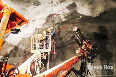 Những mũi khoan được cắm sâu vào lòng núi