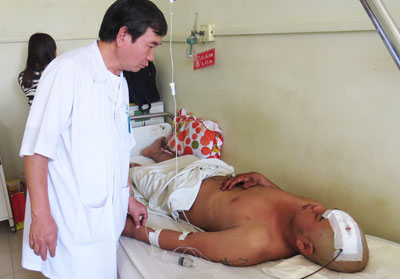 Bác sĩ Khoa Ngoại Thần kinh, Bệnh viện Đa khoa tỉnh thăm khám bệnh nhân bị chấn thương sọ não vì tai nạn giao thông.