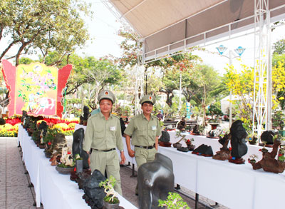 Lực lượng Thanh niên xung kích trực Tết tại Hội Hoa xuân. 