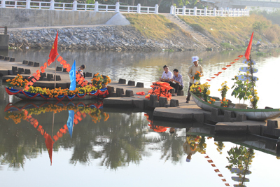 Đặc sắc Hội thi biểu diễn thuyền hoa và đua ghe trên sông Dinh