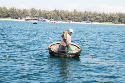 Ngư dân phường Ninh Hải kiểm tra bẫy nhử tôm hùm giống.