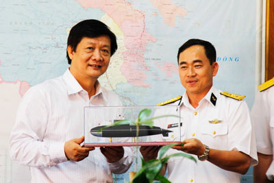 Làm việc với Lữ đoàn Tàu ngầm 189