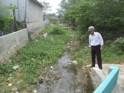 “Điểm nghẽn” tại tường nhà máy đóng tàu khiến rác bị ngăn lại, bốc mùi.