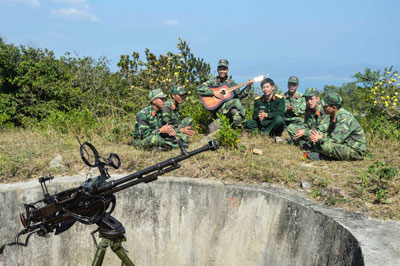 Phút giải lao bên thao trường của những người lính đảo.