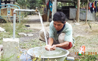 Sau thời gian dài thiếu nước, nay người dân xã Ba Cụm Nam đã có  nước sạch phục vụ sinh hoạt.