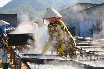 Còn nghi ngút khói, những vỉ cá được phơi ngay để kịp khô trong ngày.