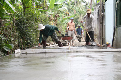 Một tuyến đường dân sinh tại thôn Trung (xã Vĩnh Phương) đang được bê tông hóa.