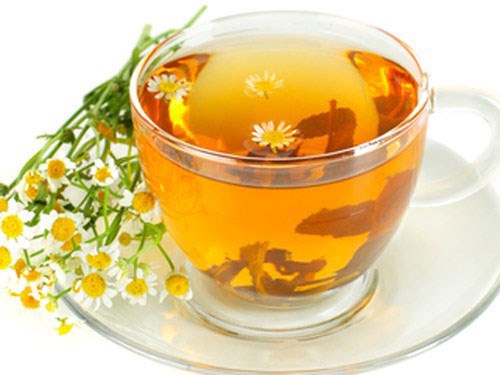 Uống trà hoa cúc tốt cho sức khỏe - Ảnh: Shutterstock
