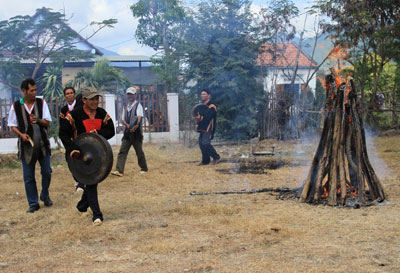 Múa cồng chiên trong lễ hội