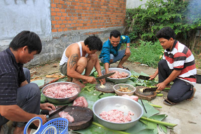 Người dân làm đồ cúng chuẩn bị cho lễ hội.