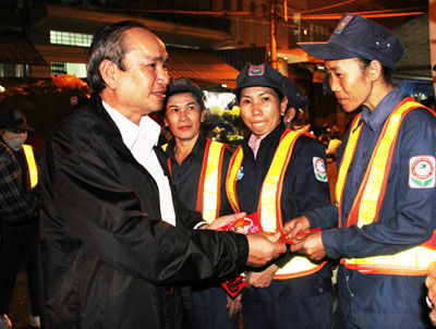 Ông Nguyễn Hòa tặng quà động viên người lao động làm ca đêm của Công ty Cổ phần Môi trường đô thị Nha Trang.