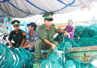 Cán bộ, chiến sĩ Đồn Biên phòng Cầu Bóng thường xuyên  xuống địa bàn nắm tình hình.