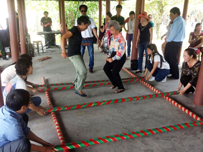 Hai phụ nữ nước ngoài tham gia trò chơi múa sạp.