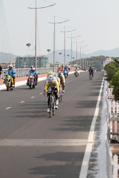 Các đội đua tranh tài trên cầu Trần Phú