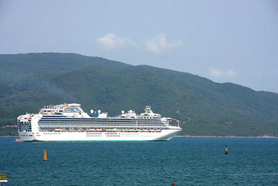 Tàu Sapphire Princess trên vịnh Nha Trang.