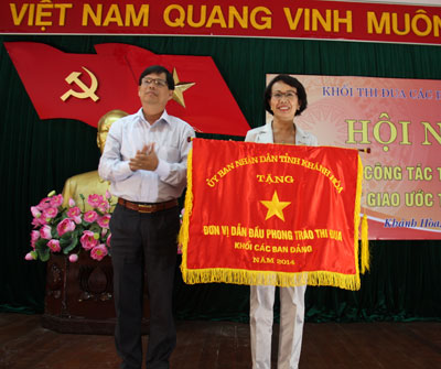 Đồng chí Nguyễn Tấn Tuân trao cờ đơn vị dẫn đầu phong trào  thi đua năm 2014 cho Ban Tuyên giáo Tỉnh ủy.