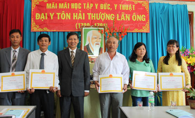 Ông Nguyễn Thướng - Chủ tịch Hội Đông y tỉnh trao bằng khen của Trung ương Hội cho các cá nhân, tập thể tiên tiến.