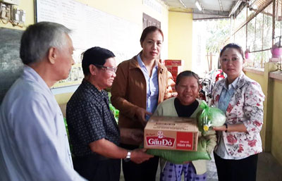 Hội Phụ nữ phường Lộc Thọ tặng quà cho người nghèo.