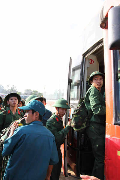 Các tân binh chuẩn bị lên đường