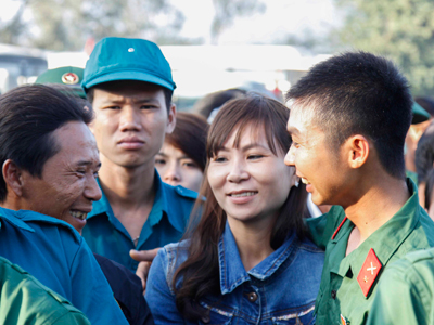 Tân binh bên người thân trước giờ lên đường