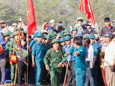 Thanh niên thành phố Nha Trang hăng hái lên đường bảo vệ Tổ quốc.