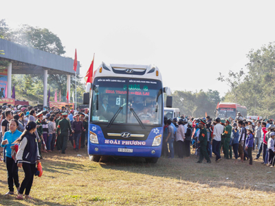 Các xe di chuyển đưa tân binh về đơn vị