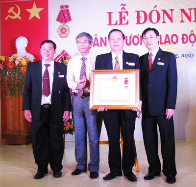 Đón nhận Huân chương Lao động hạng Ba