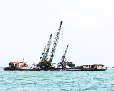 Người dân cho rằng việc ô nhiễm vùng nuôi trồng là do hoạt động nạo vét luồng lạch gây ra.