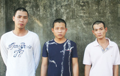 Các đối tượng (từ trái qua): Nguyễn Ngọc Thân, Huỳnh Minh Trí và Hồ Hữu Lộc tại Nhà tạm giữ Công an huyện Diên Khánh. 