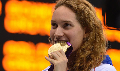 Camille Muffat với tấm HC vàng ở London 2012. Ảnh: AFP