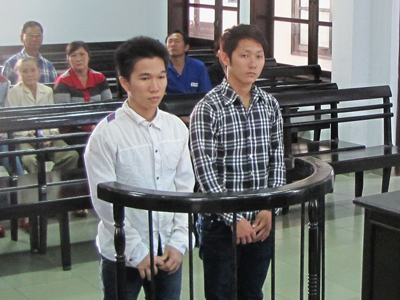 Đang uống bia thì bị chém