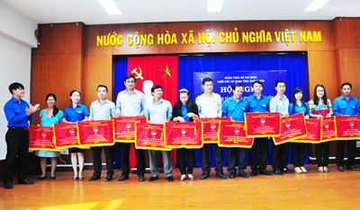 Đại diện Ban Thường vụ Tỉnh đoàn, Đoàn khối trao cờ thi đua cho các đơn vị.