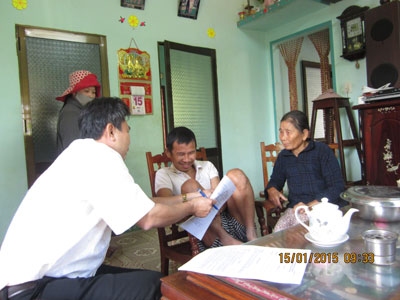 Bác sĩ kiểm tra sức khỏe bệnh nhân tâm thần tại gia đình sau điều trị.