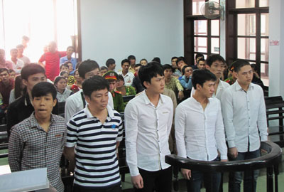 Bị cáo Nguyễn Hữu Hạnh (hàng đầu, thứ hai từ trái qua) cùng 9 bị cáo. 