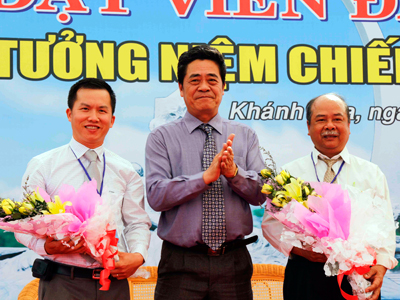 Ông Lê Thanh Quang tặng hoa cho các đơn vị đạt giải tại cuộc thi thiết kế Khu tưởng niệm chiến sĩ Gạc Ma