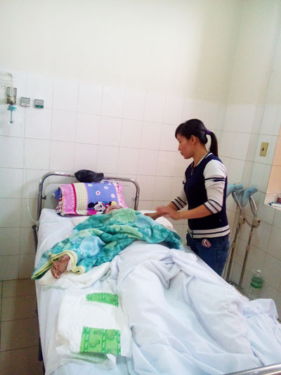 Người thân đang chăm sóc chị Ph. tại bệnh viện.
