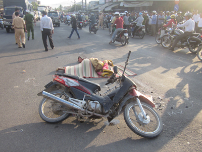 Xe đầu kéo va chạm xe máy, 1 người tử vong