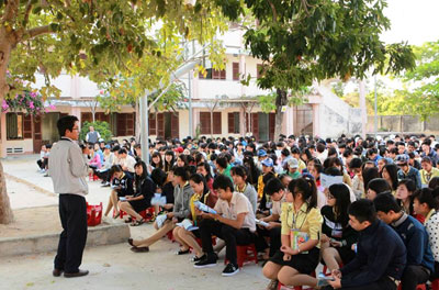 Cán bộ Trường Cao đẳng Sư phạm Nha Trang xuống các trường học để tư vấn tuyển sinh cho học sinh.