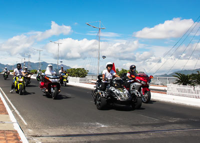 Mô tô phân khối lớn trên đường phố Nha Trang. Ảnh: H.Đ.  