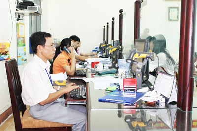 Các chi cục thuế bố trí công chức tại bộ phận một cửa để hỗ trợ người nộp thuế.